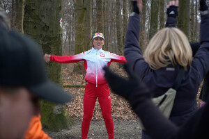 funkcjonariuszka KPP w Myślenicach, Mistrzyni Świata INWA NORDIC WALKING 2024 prowadzi rozgrzewkę