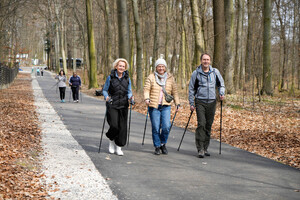 Uczestnicy treningu pokonuja trase w Lesie Wolskim