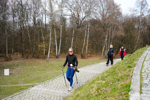 Uczestnicy treningu pokonuja trase w Lesie Wolskim