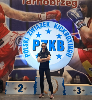 mł. asp. Ewa Bulanda na tle podium