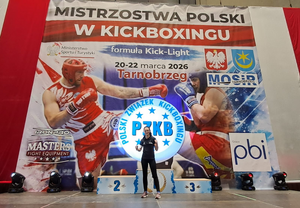 Zawodniczka Ewa Bulanda na tle podium