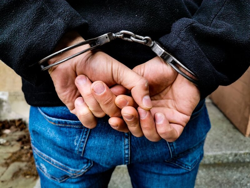 ręce mężczyzny w kajdankach
