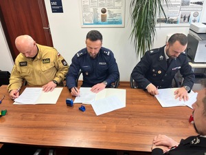 Podpisywane porozumienie przez komendanta Powiatowego Policji i Straży Pożarnej w Suchej Beskidzkiej