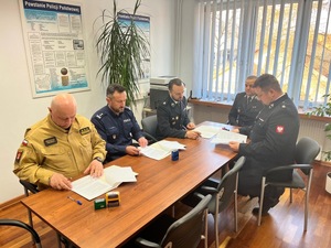 Podpisywane porozumienie przez Komendanta Powiatowego Policji i Straży Pożarnej w Suchej Beskidzkiej