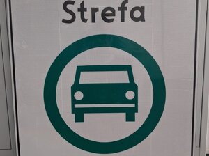 zabezpieczony znak drogowy