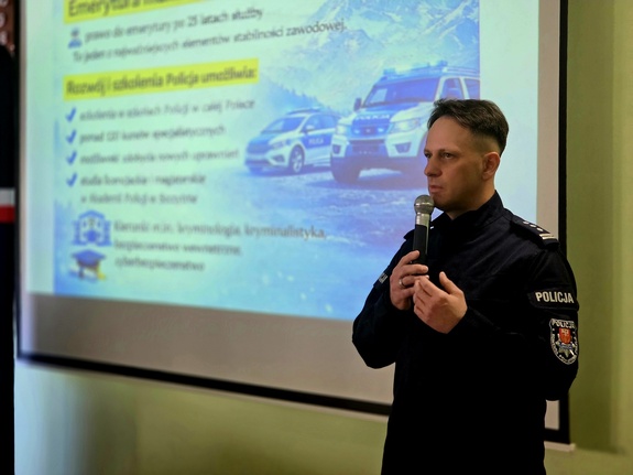 komendant podczas przemówienia