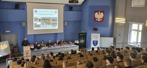 Zastępca KPP Oświęcim Jerzy Wilk podczas wykładu