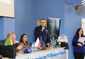 Zastępca KPP Oświęcim Jerzy Wilk podczas wykładu