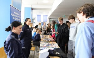 policjantki z uczestnikami na stoisku policyjnym