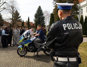 policjant wrd prezentuje motocykl policyjny uczestnikom seminarium