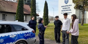 policjantki prezentują radiowóz uczestnikom seminarium