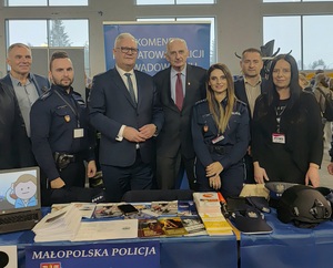 Na zdjęciu czterech mężczyzn i kobieta w strojach cywilnych oraz policjant i policjantka