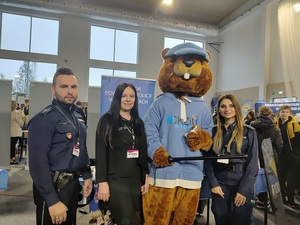 Maskotka wiewiórki oraz kobieta w stroju cywilnym oraz policjantka i policjnta