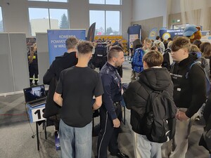 Policjant rozmawiający z grupą chłopaków