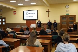 KPP Oświęcim. Promocja służby policjanta w klasach maturalnych Zespół Szkół Salezjańskich ks dyrektor podczas przemowy