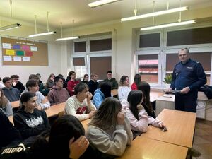 I Zastępca Komendanta Powiatowego Policji w Dąbrowie Tarnowskiej na spotkaniu z maturzystami