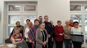 wspólne zdjęcie dzielnicowych z seniorami