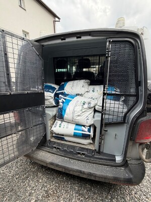 zabezpieczone środki na wzrost roślin w workach w samochodzie