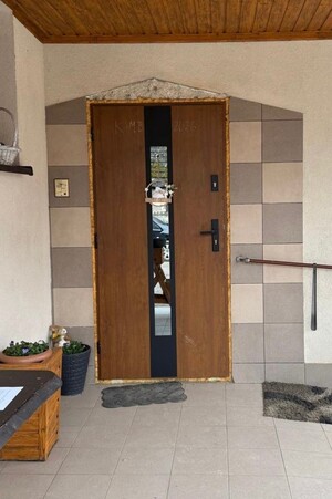 drzwi wejściowe pochodzące z rozboju