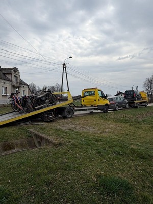 zabezpieczone na lawecie motocykle i samochód osobowy