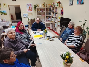 Dzielnicowy podczas spotkania z seniorami