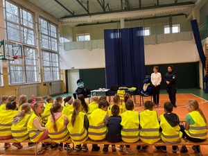 policjantka podczas prelekcji