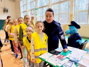 policjantka z uczniami