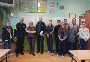 zdjęcie w szkole z uczniami i policjantami z ruchu drogowego_