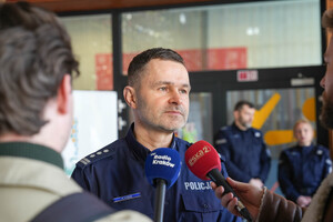 Zastępca Komendanta Wojewódzkiego Policji w Krakowie
inspektor Maciej Kubiak rozmawia z mediami