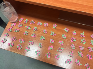 kilkaset kolorowych tabletek znajdujących się na stole