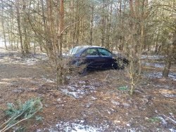 odnaleziony pojazd stojący w lesie