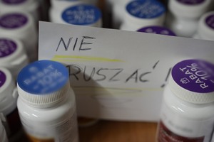 suplementy z karteczką z napisem - nie ruszać