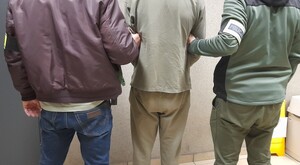 KPP Oświęcim. Zatrzymany sprawca uszkodzenia mienia obok dwóch policjantów kryminalnych