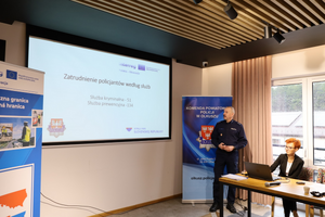 policjant prowadzi prezentację