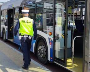 policjanci patrolujący ulice miasta kraków