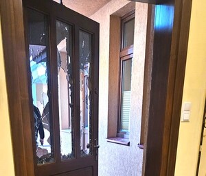 KPP Oświęcim. Uszkodzone drzwi do plebanii