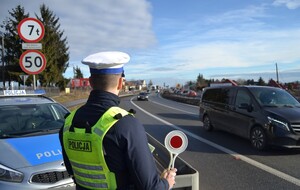 Policjant ruchu drogowego nadzorujący ruch na trasie