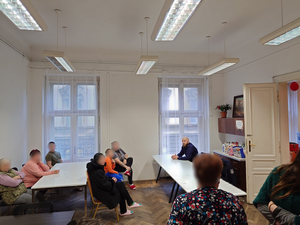 Policjant prowadzi spotkanie z mieszkańcami ośrodka