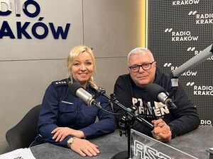 Policjantka wraz z redaktorem w Radio Kraków
