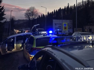 samochód z pościgu i radiowozy