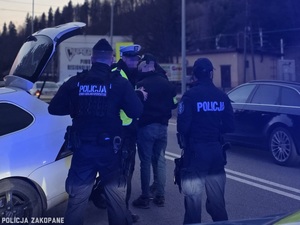 zatrzymany mężczyzna prowadzony przez policjantów