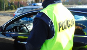KPP Oświęcim WRD kontrola policjant przy samochodzie