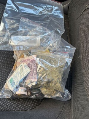 woreczki z narkotykami i banknotami