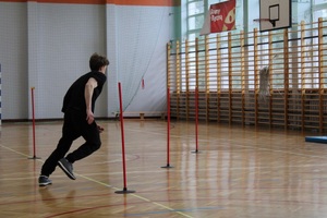 Mężczyzna wykonujący bieg po kopercie w trakcie zajęć sportowych
