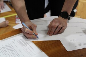 Mężczyzna uzupełnia formularze w trakcie zajęć sportowych