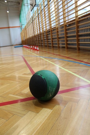 Piłka lekarska służąca do wykonania konkurencji sportowej na hali