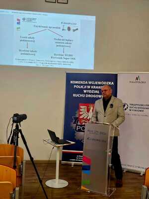 Kierownik działu szkoleń podczas wystąpienia