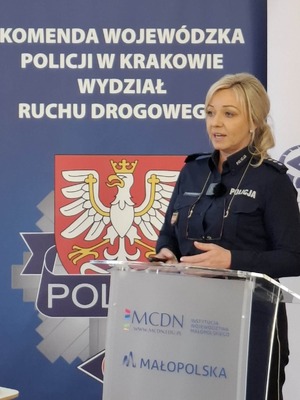Przemawiająca policjantka