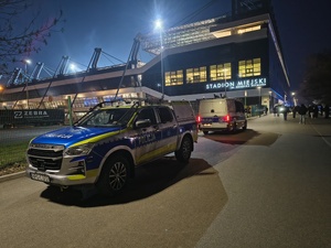 oznakowane radiowozy zaparkowane na jednej z ulic w rejonie stadionu