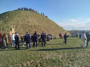 Policjanci patrolują teren kopca